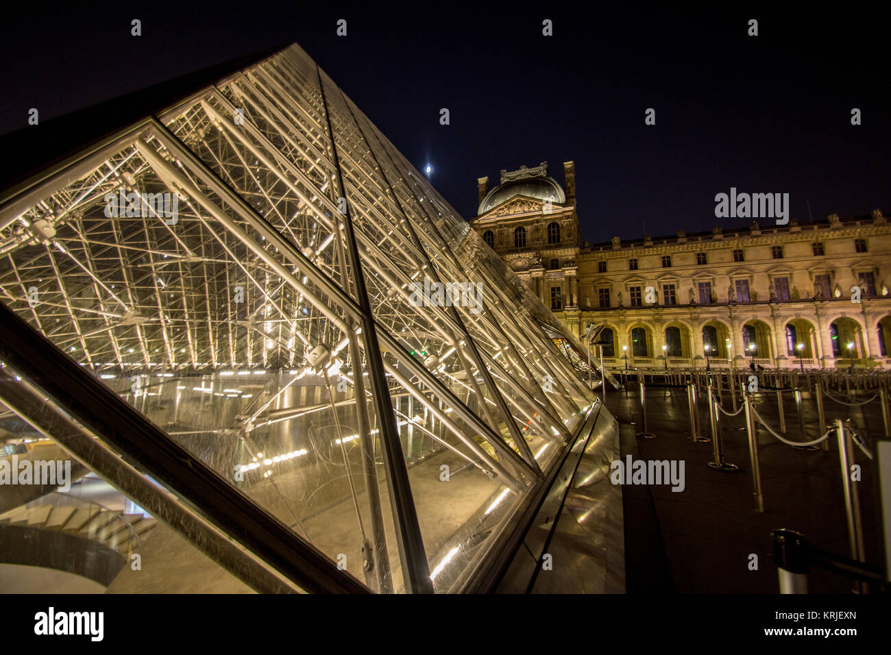 Il museo del Louvre e la Piramide, Parigi, Francia Foto Stock