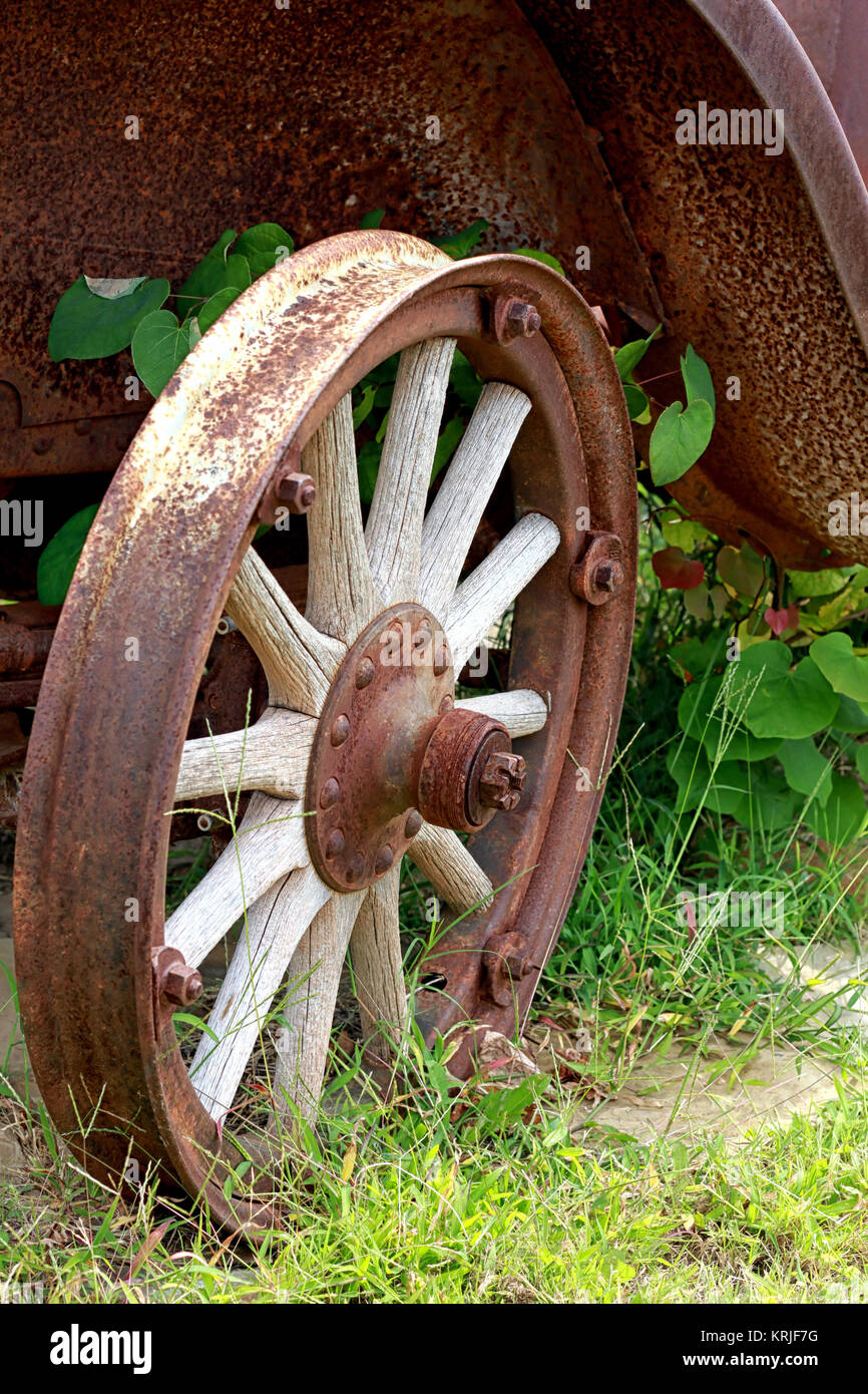 Il legno e metallo cerchione di un arrugginito auto d'epoca riposa in erba alta lungo il percorso 66 di Chandler, Oklahoma. Foto Stock