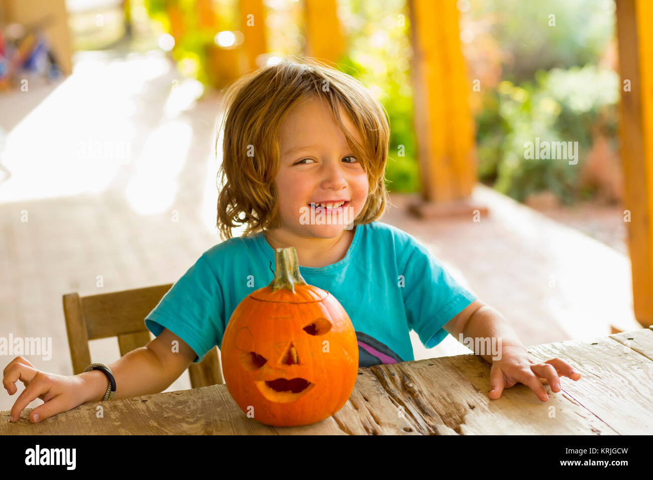 Ritratto di sorridente ragazzo caucasico con zucca intagliato Foto Stock