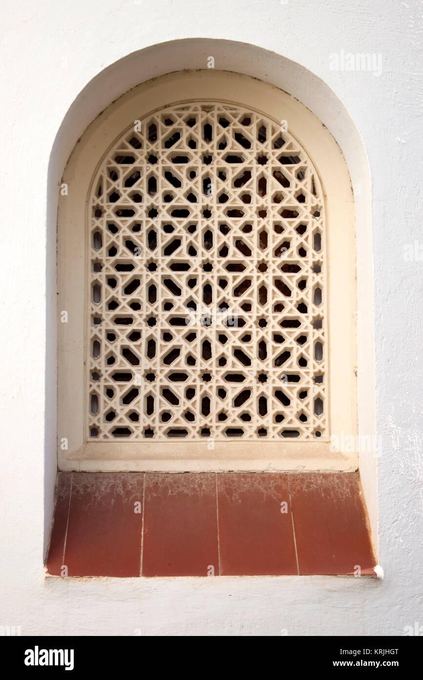 In stile arabo arch finestra nel Roc de Sant Gaieta, Spagna. Foto Stock