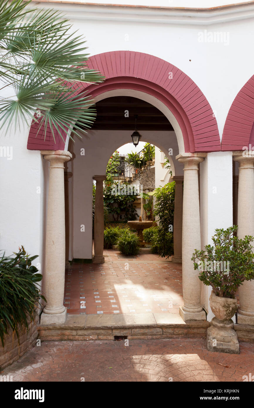 Patio andaluso nel Roc de Sant Gaieta, Tarragona, Spagna Foto Stock