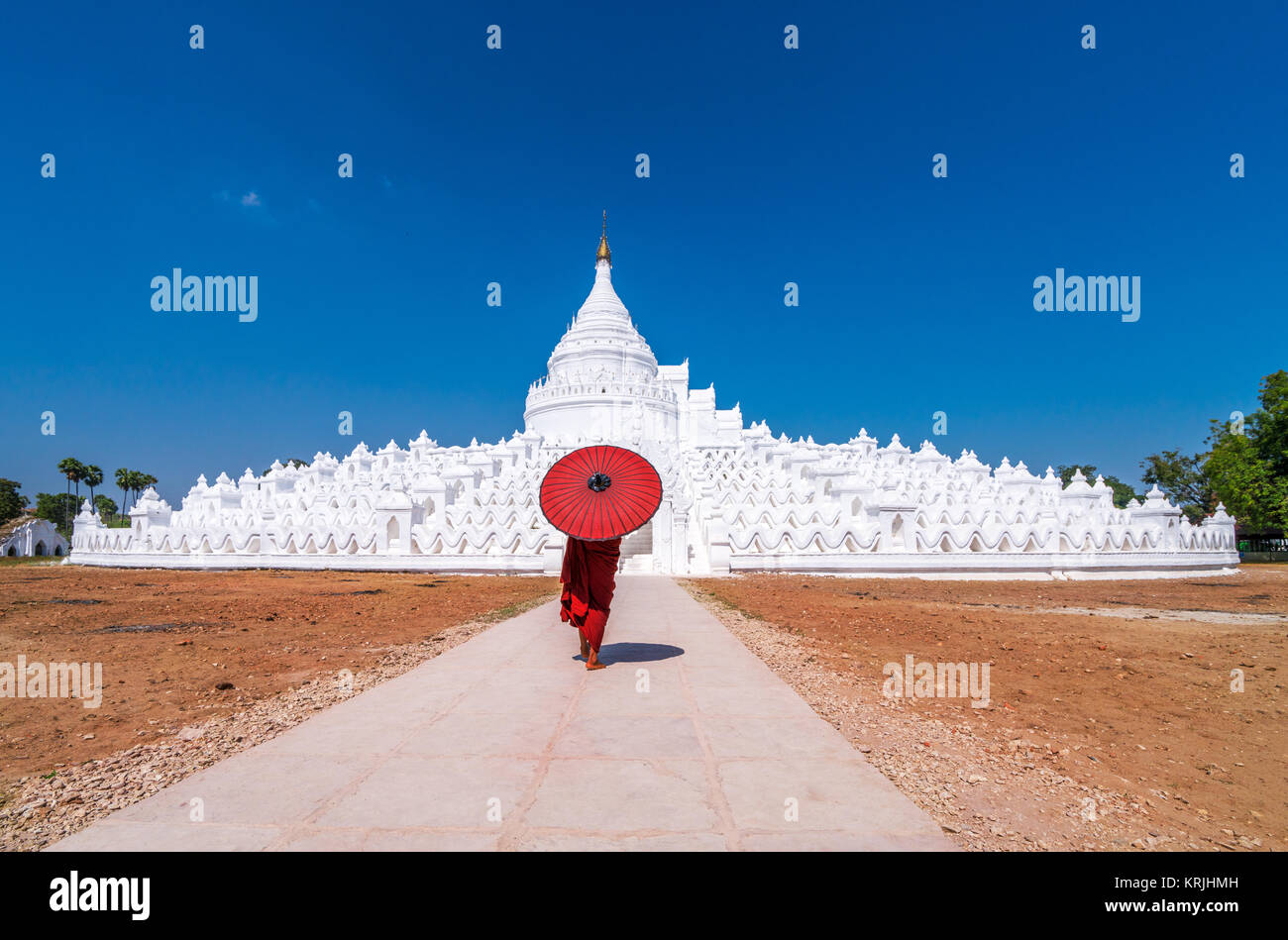 Alta qualità free stock immagine di novizi sotto gli ombrelloni a storico tempio Pagoda Bianca di Hsinbyume (Myatheindan) in Mingun, Mandalay Myanmar Foto Stock