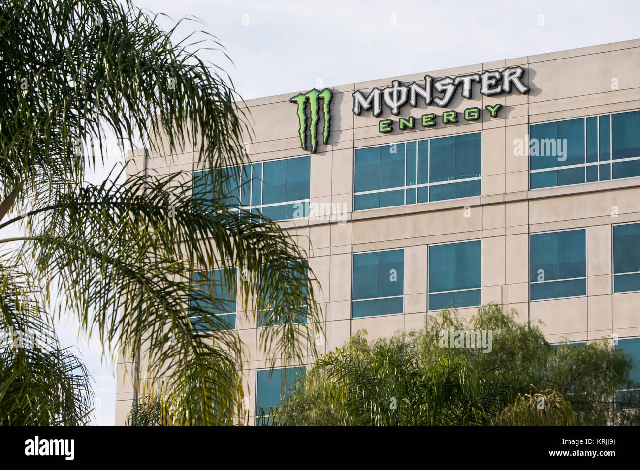 Un logo segno al di fuori della sede del Monster Beverage Corporation in corona, la California il 9 dicembre 2017. Foto Stock