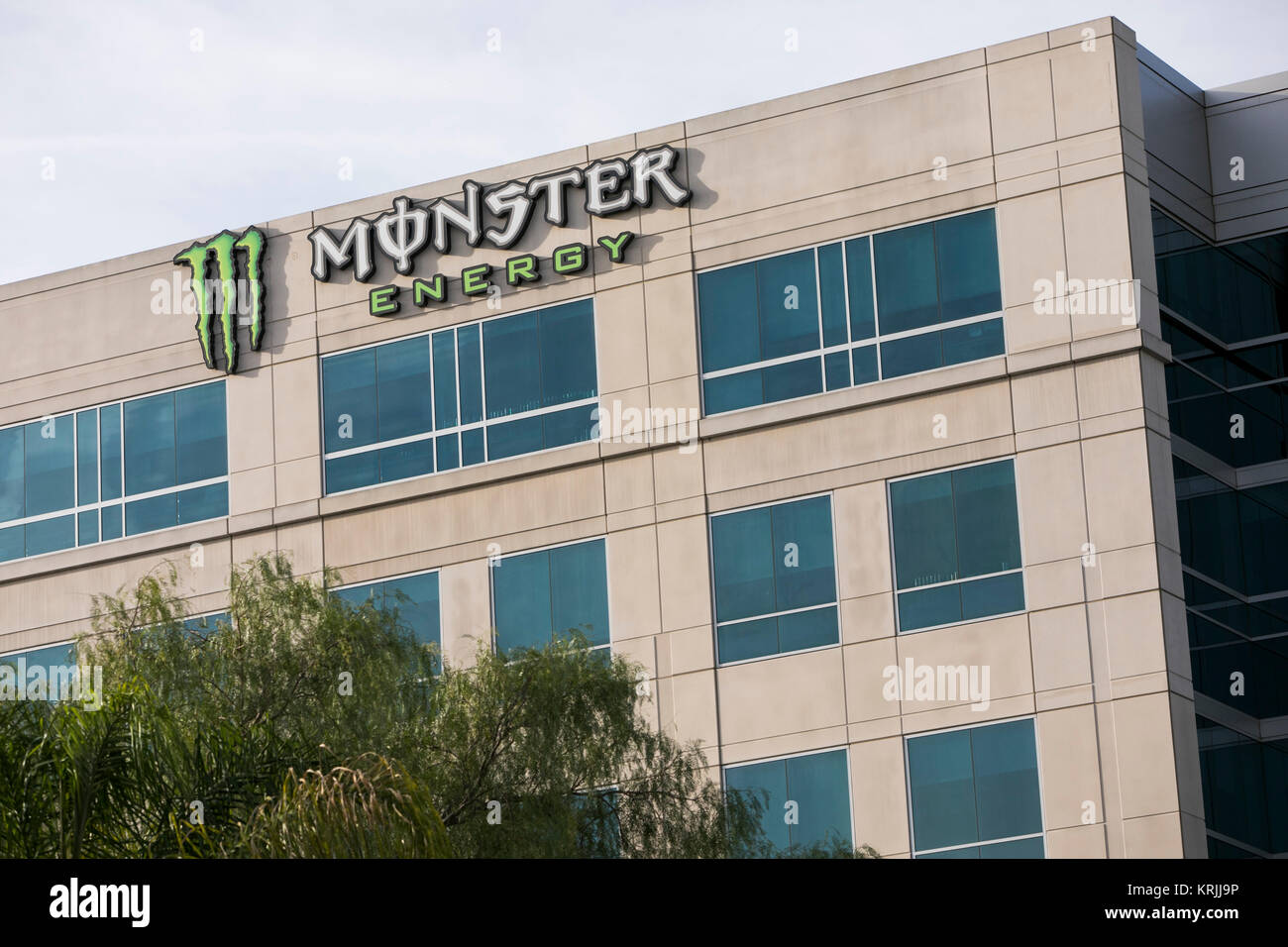 Un logo segno al di fuori della sede del Monster Beverage Corporation in corona, la California il 9 dicembre 2017. Foto Stock