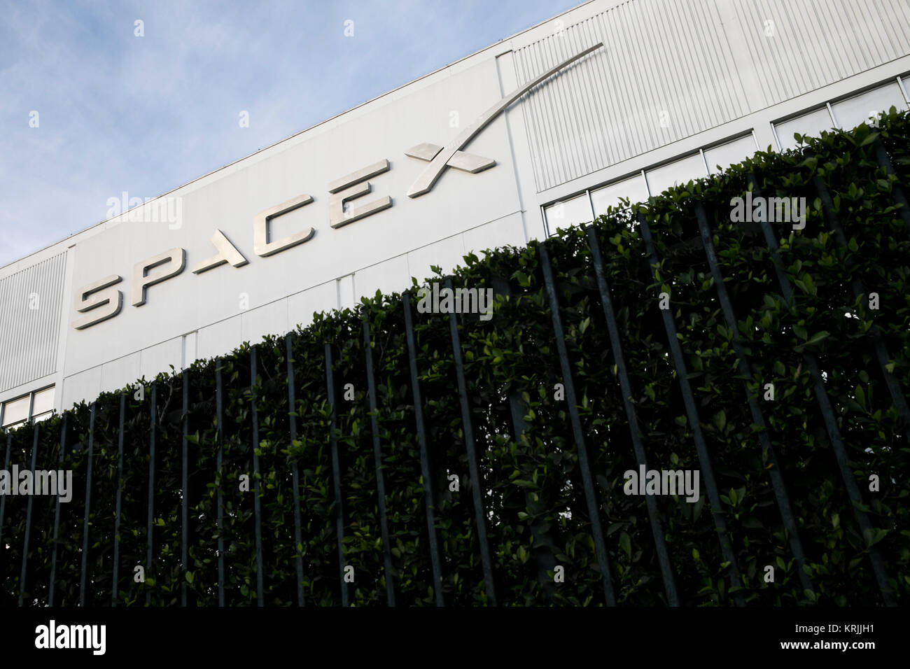 Un logo segno al di fuori della sede della Space Exploration Technologies Corp., noto anche come SpaceX, in Hawthorne, in California, il 10 dicembre 2017. Foto Stock