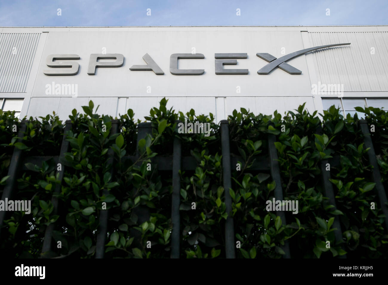 Un logo segno al di fuori della sede della Space Exploration Technologies Corp., noto anche come SpaceX, in Hawthorne, in California, il 10 dicembre 2017. Foto Stock