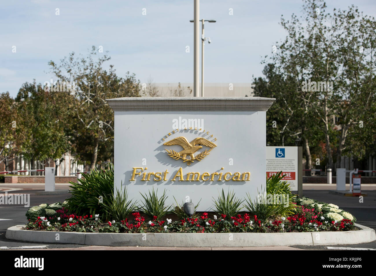 Un logo segno al di fuori della sede di First American Financial Corporation in Santa Ana, California, il 10 dicembre 2017. Foto Stock