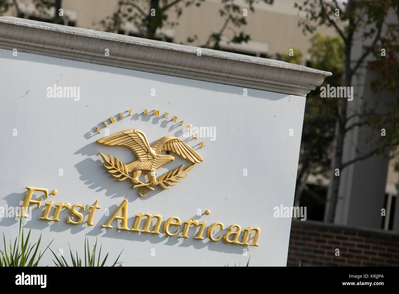 Un logo segno al di fuori della sede di First American Financial Corporation in Santa Ana, California, il 10 dicembre 2017. Foto Stock