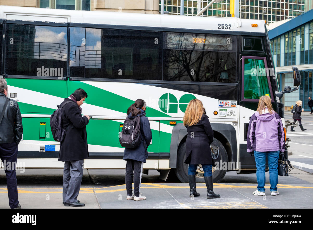 Union Station Bus Terminal, pendolari allineati a bordo di un autobus Go utilizzato per il trasporto pubblico di persone che vivono nella regione GTA, Toronto, Ontario, Foto Stock