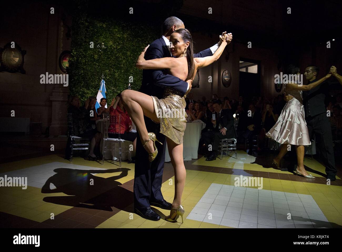 Stati Uniti Il presidente Barack Obama danze con rinomato ballerino di tango Mora Godoy durante una cena di stato alla Casa Bianca Marzo 23, 2016 a Washington, DC. Foto Stock