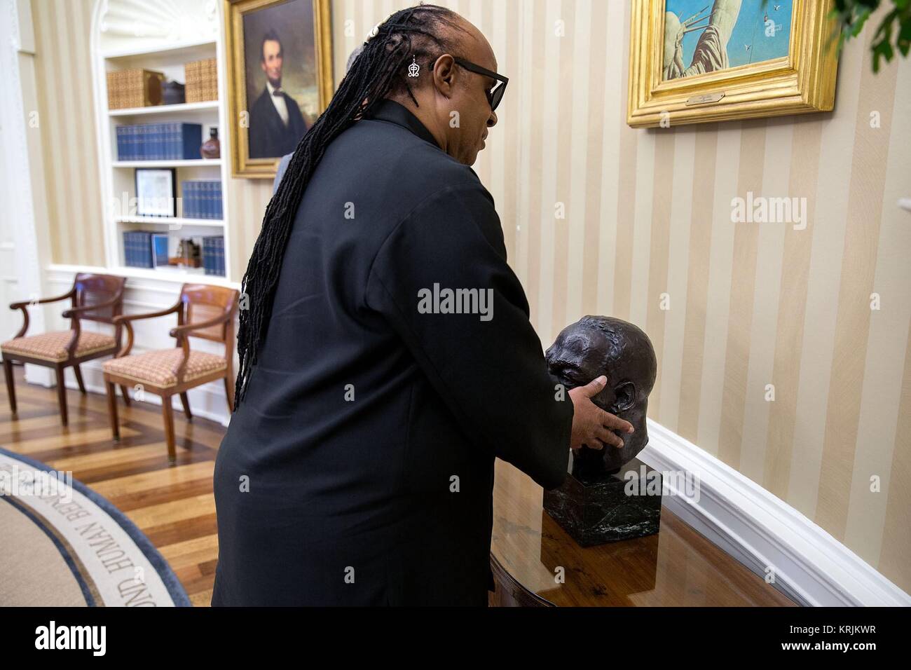 Il cantante Stevie Wonder si sente il busto del dottor Martin Luther King Jr. mentre visitano U.S. Il presidente Barack Obama all Ufficio Ovale della Casa Bianca il 5 agosto 2016 a Washington, DC. Foto Stock