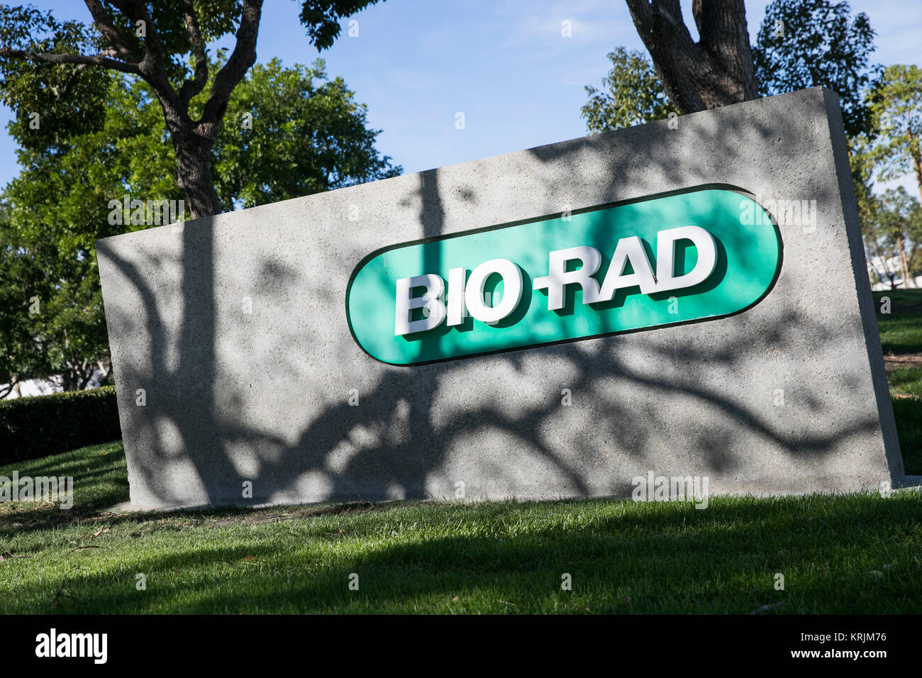 Un segno del logo al di fuori di una struttura occupata da Bio-Rad Laboratories, Inc. di Irvine, California il 9 dicembre 2017. Foto Stock