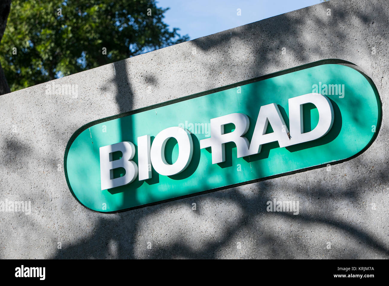 Un segno del logo al di fuori di una struttura occupata da Bio-Rad Laboratories, Inc. di Irvine, California il 9 dicembre 2017. Foto Stock