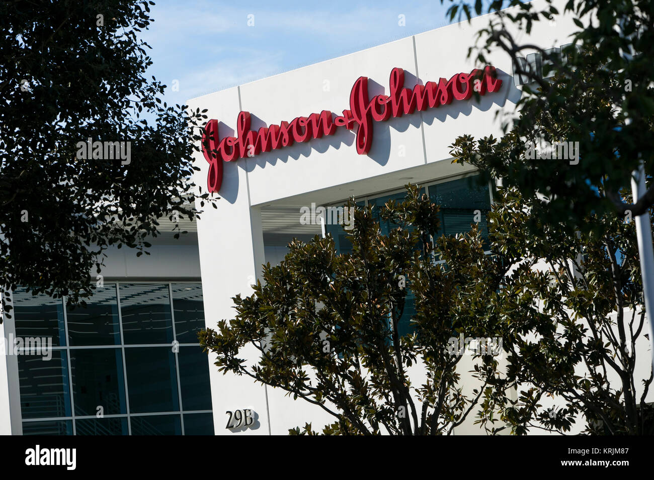 Un segno del logo al di fuori di una struttura occupata da Johnson & Johnson a Irvine, California il 9 dicembre 2017. Foto Stock