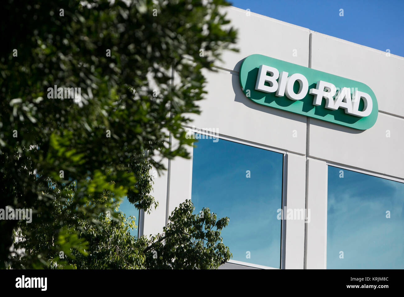 Un segno del logo al di fuori di una struttura occupata da Bio-Rad Laboratories, Inc. di Irvine, California il 9 dicembre 2017. Foto Stock
