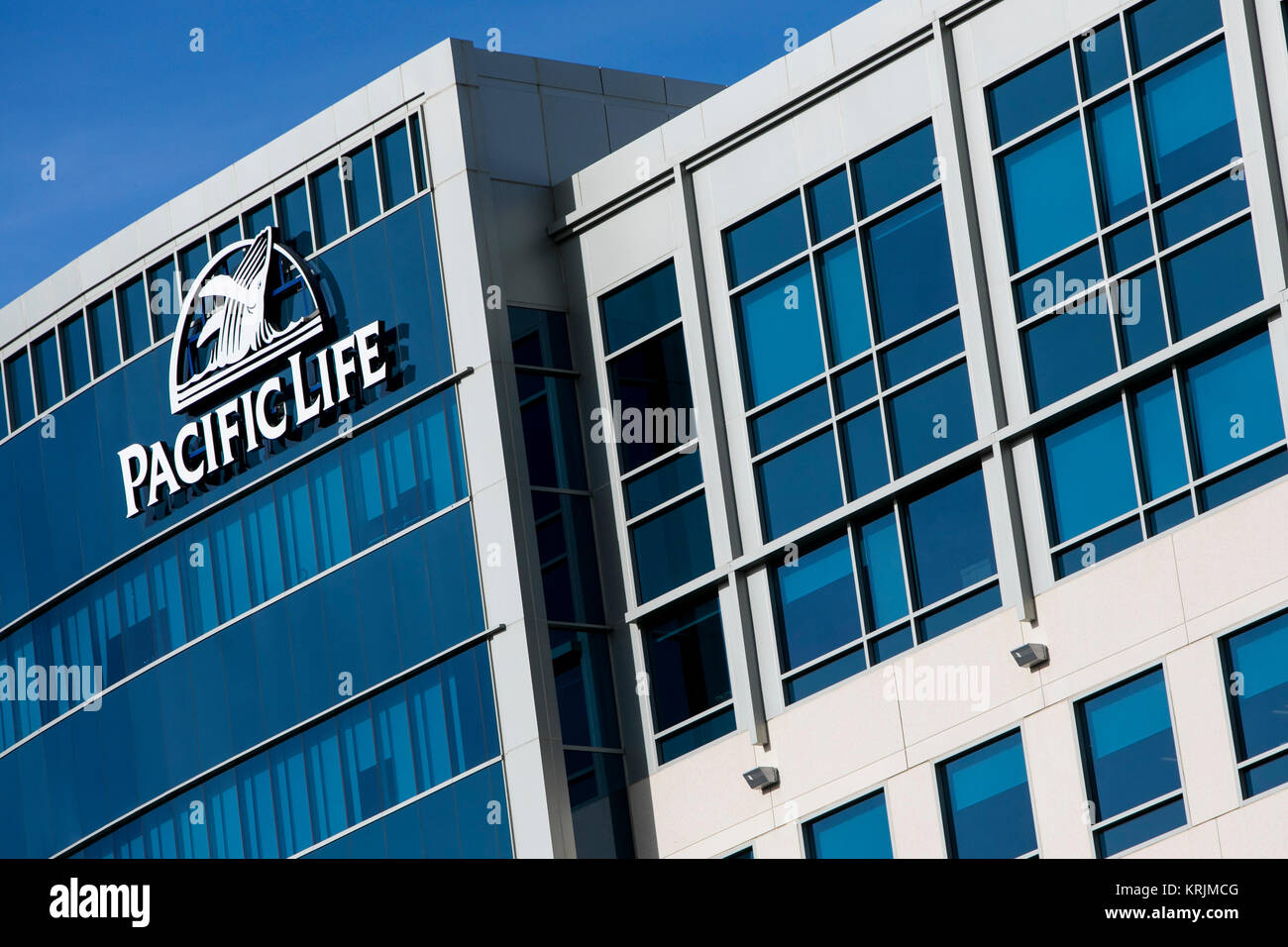 Un segno del logo al di fuori di una struttura occupata dal Pacific Life Insurance Company in Aliso Viejo, California, il 9 dicembre 2017. Foto Stock