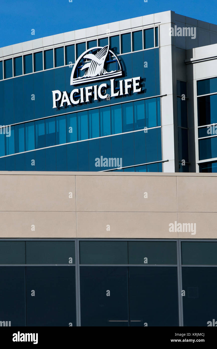 Un segno del logo al di fuori di una struttura occupata dal Pacific Life Insurance Company in Aliso Viejo, California, il 9 dicembre 2017. Foto Stock