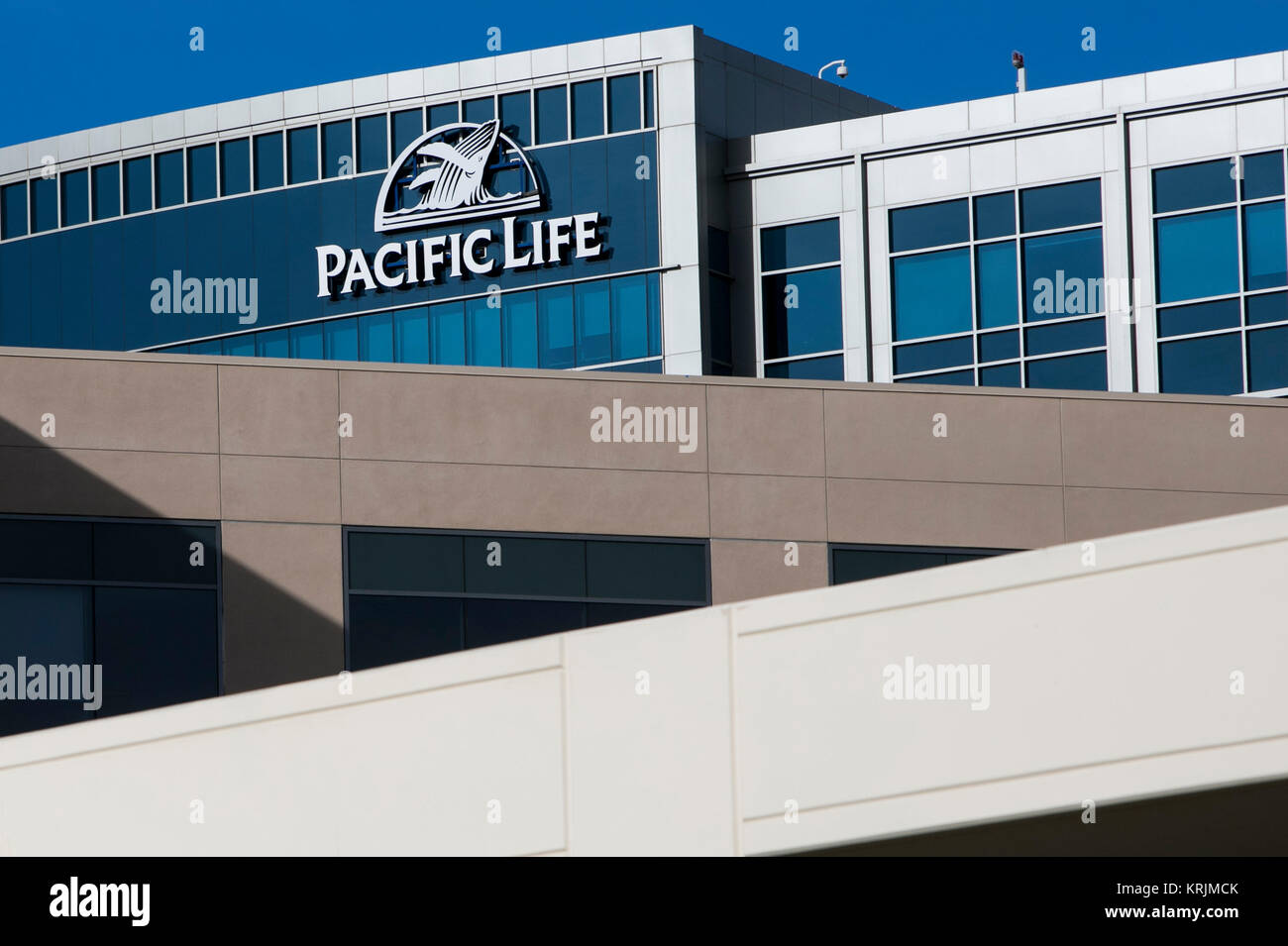 Un segno del logo al di fuori di una struttura occupata dal Pacific Life Insurance Company in Aliso Viejo, California, il 9 dicembre 2017. Foto Stock