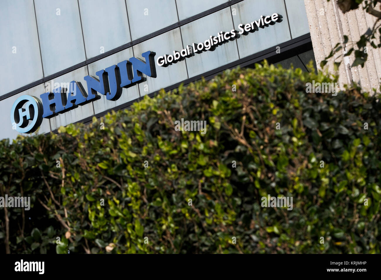 Un segno del logo al di fuori di una struttura occupata da Hanjin Shipping Co. Ltd, a Carson, in California, il 10 dicembre 2017. Foto Stock