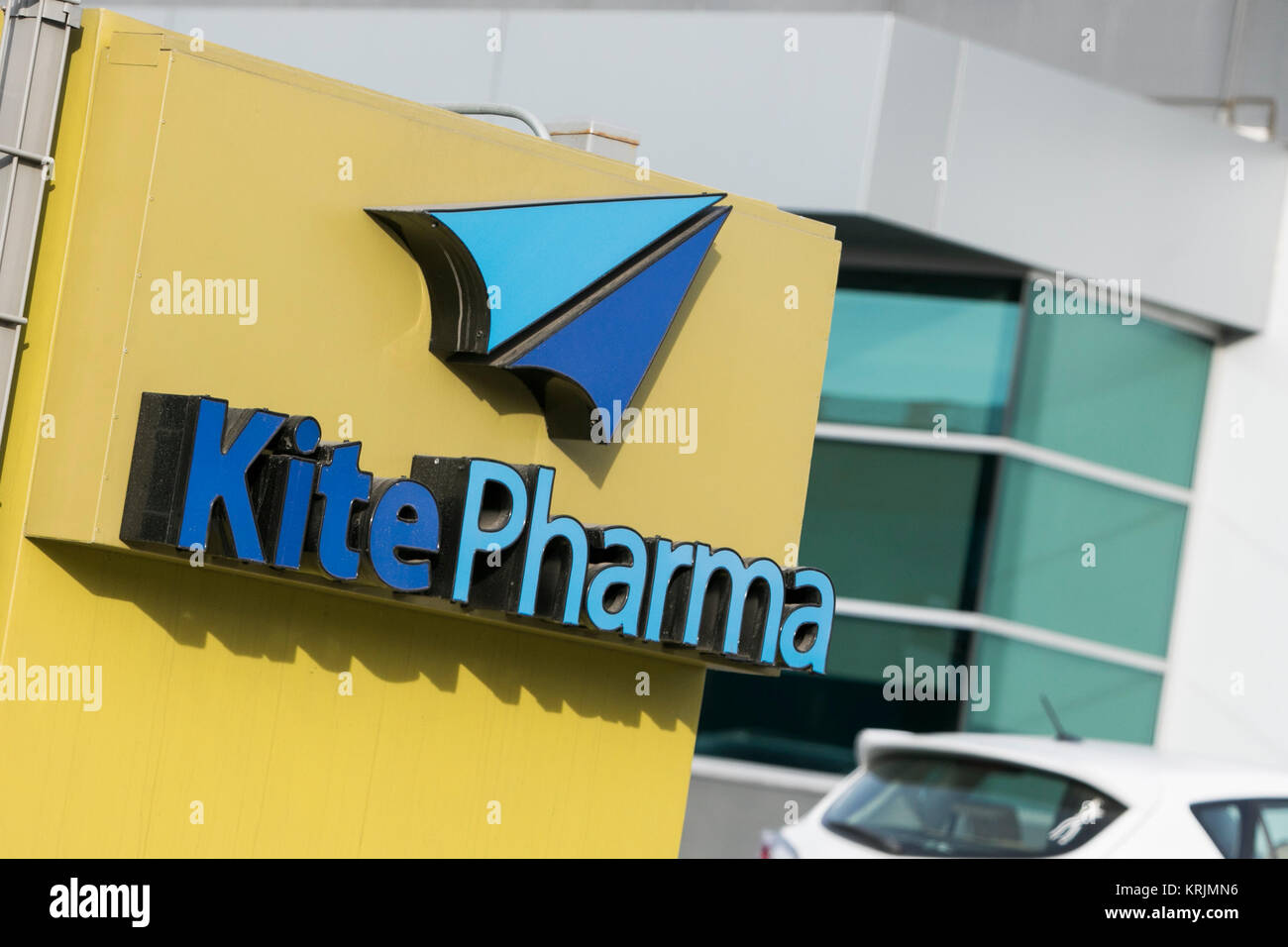 Un segno del logo al di fuori di una struttura occupata da Kite Pharma in El Segundo, in California, il 10 dicembre 2017. Foto Stock