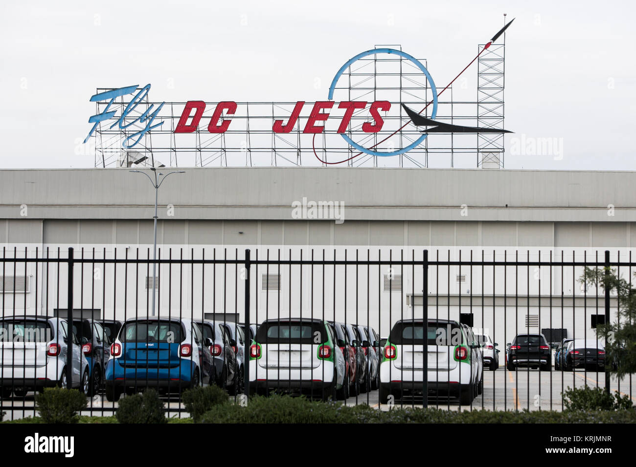 Un 'volare DC getti" logo neon segno esterno della ex Boeing 717 velivoli a getto in fabbrica a Long Beach, in California, il 10 dicembre 2017. Foto Stock