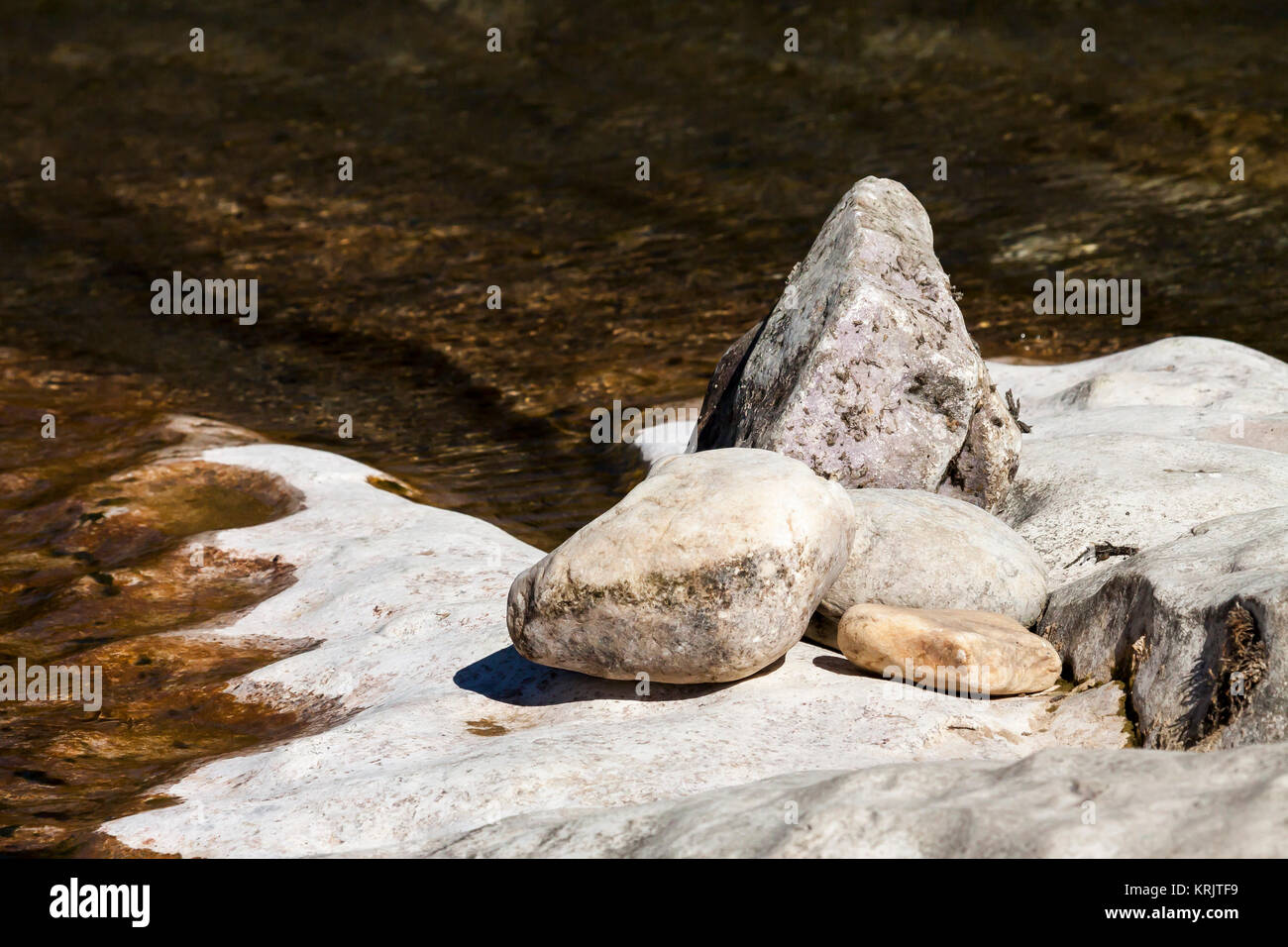 Pietre in riverbed Foto Stock