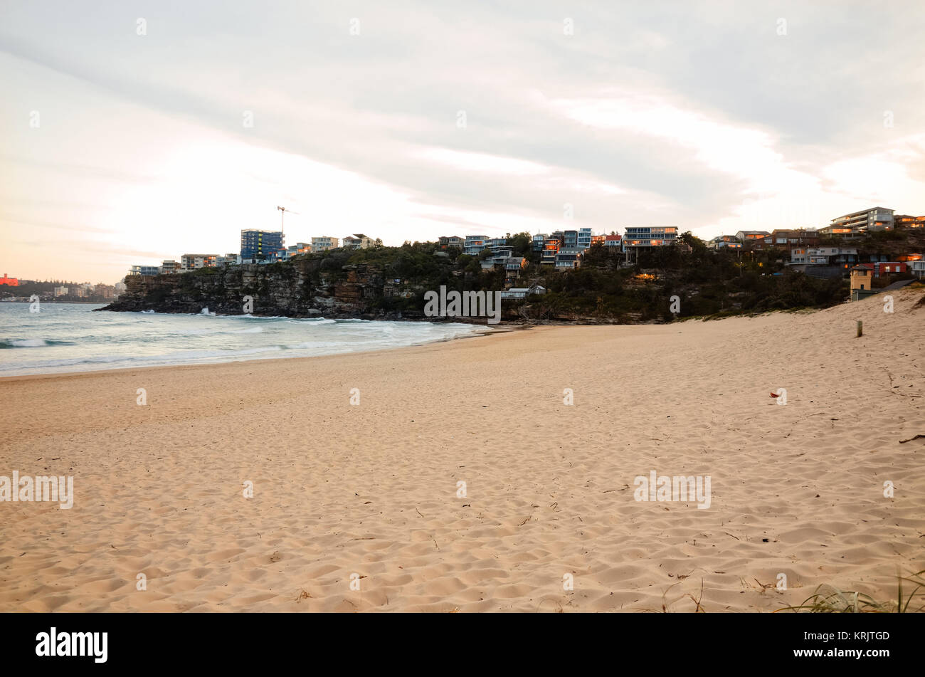 Notte in una città deserta spiaggia fiancheggiato da alti edifici di appartamenti su una scogliera. Spiaggia di acqua dolce in acqua dolce nel Sydney, Nuovo Galles del Sud, Australia. Foto Stock