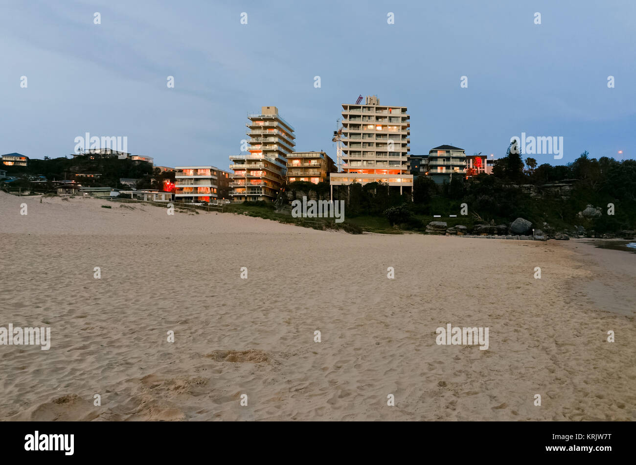 Notte in una città deserta spiaggia fiancheggiato da alti edifici di appartamenti. Spiaggia di acqua dolce in acqua dolce nel Sydney, Nuovo Galles del Sud, Australia. Foto Stock