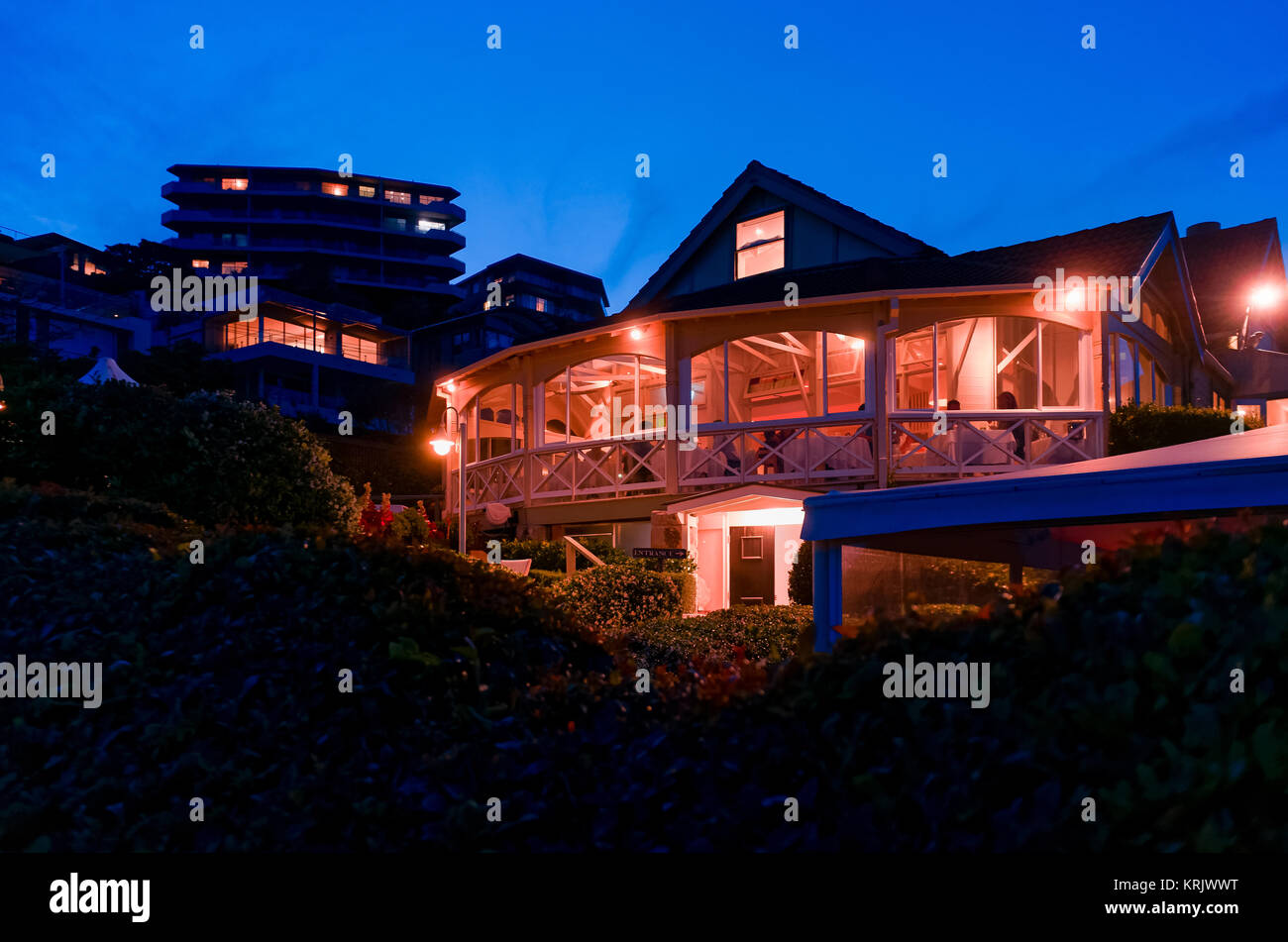 A lato della spiaggia ristorante presso la spiaggia di acqua dolce a Sydney in Australia, di notte. Foto Stock