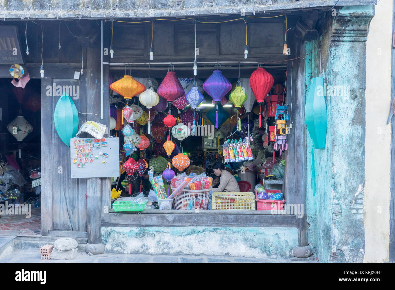 Lanterne colorate a diffondere la luce sulla vecchia strada di antica città di Hoi An - UNESCO - Sito Patrimonio dell'umanità. Il Vietnam. Foto Stock