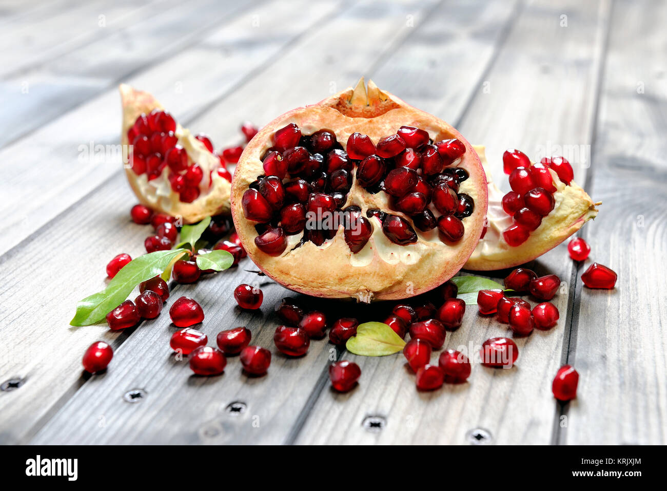 Vista dettagliata del melograno maturi frutti e semi su un antico base di legno Foto Stock