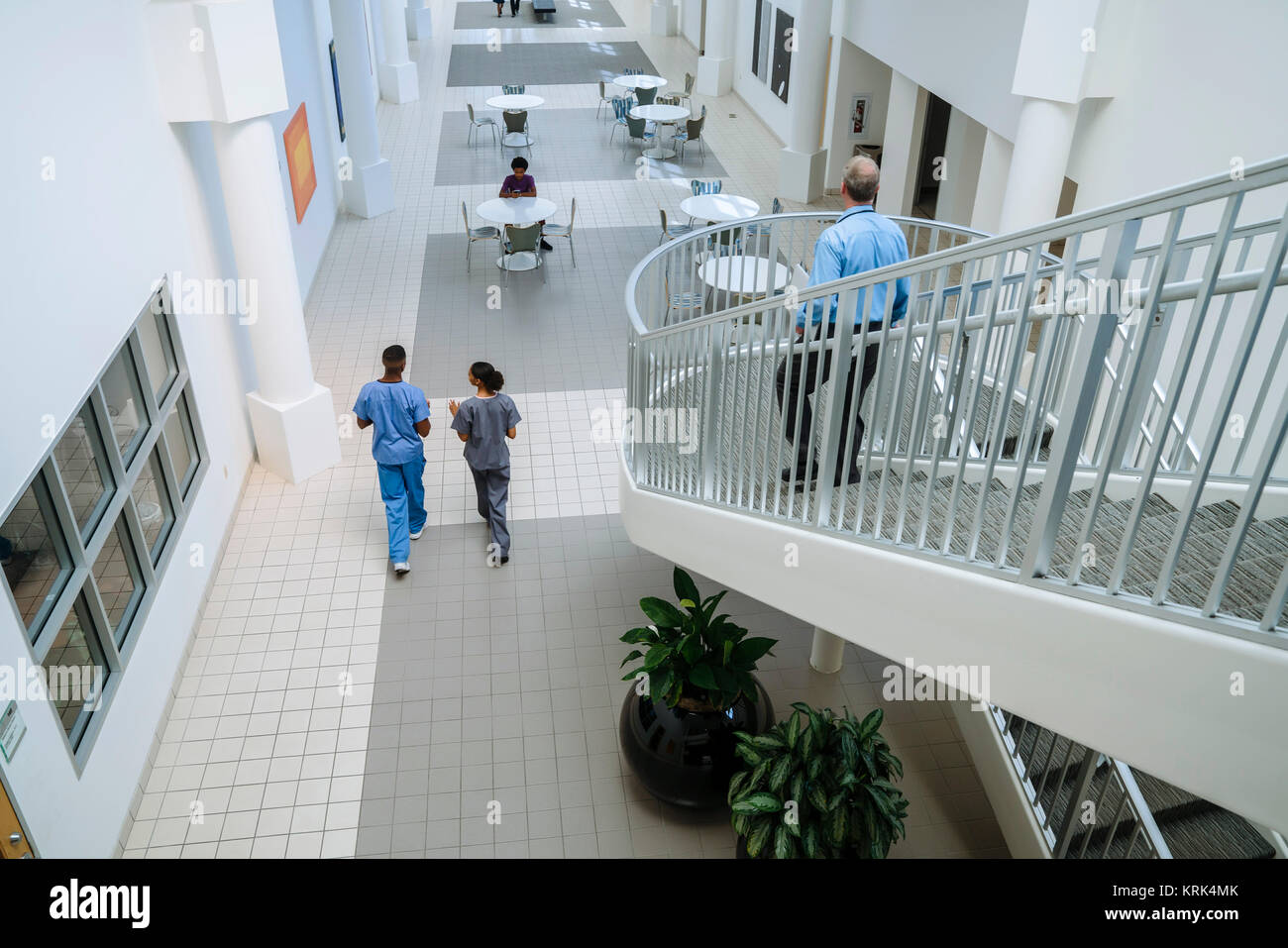 Medico e infermiere a piedi nella lobby Foto Stock