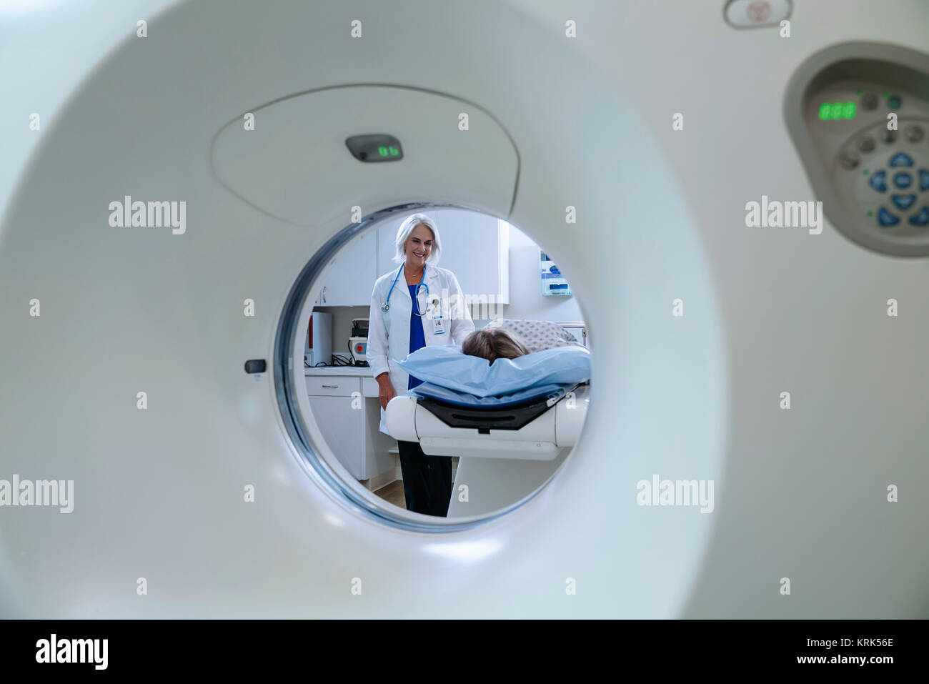 Caucasian medico paziente confortante vicino a scanner Foto Stock