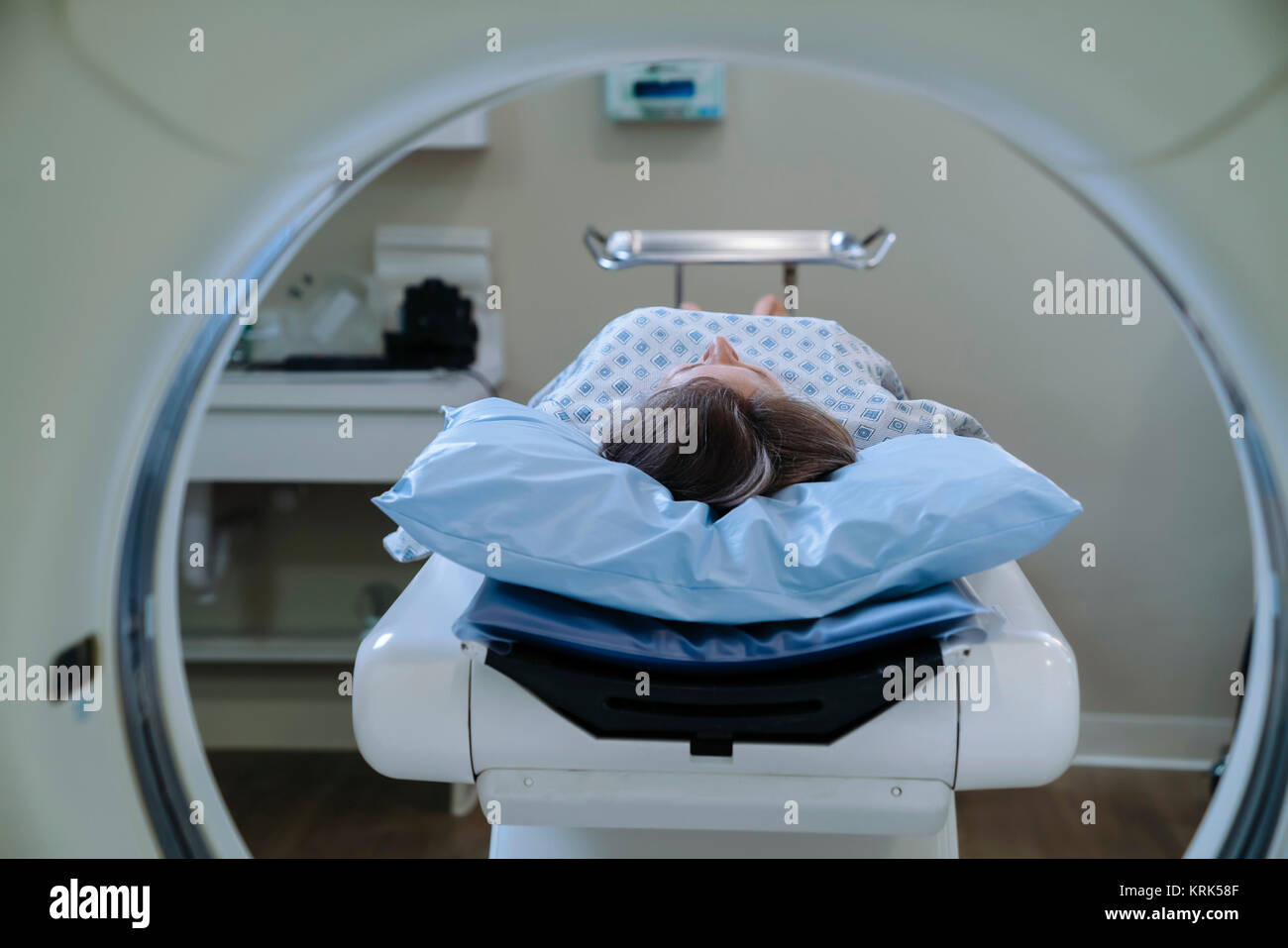 Paziente caucasico posa sulla tavola dello scanner Foto Stock