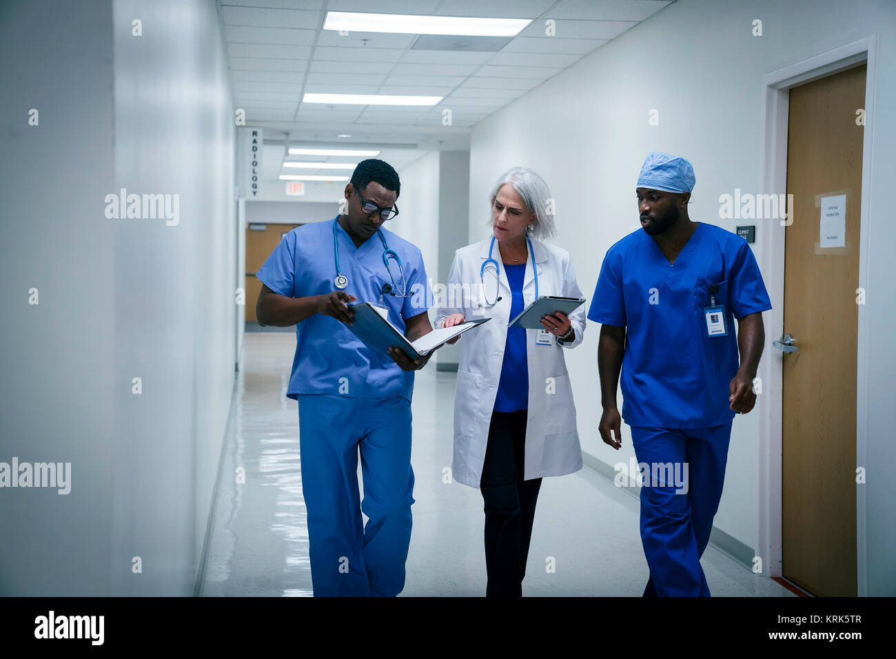 Medico e infermiere discutendo la documentazione in ospedale Foto Stock