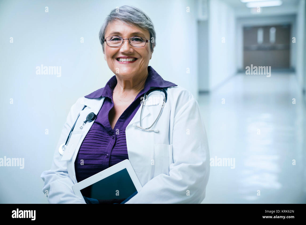 Ritratto di sorridere miscelati medico di gara Foto Stock