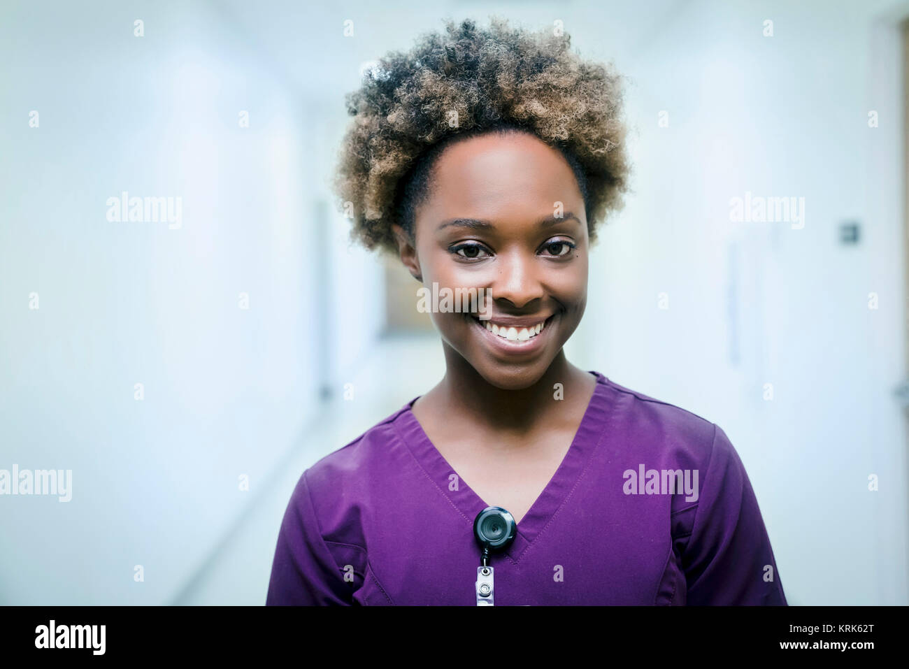 Ritratto di sorridente infermiera nero Foto Stock