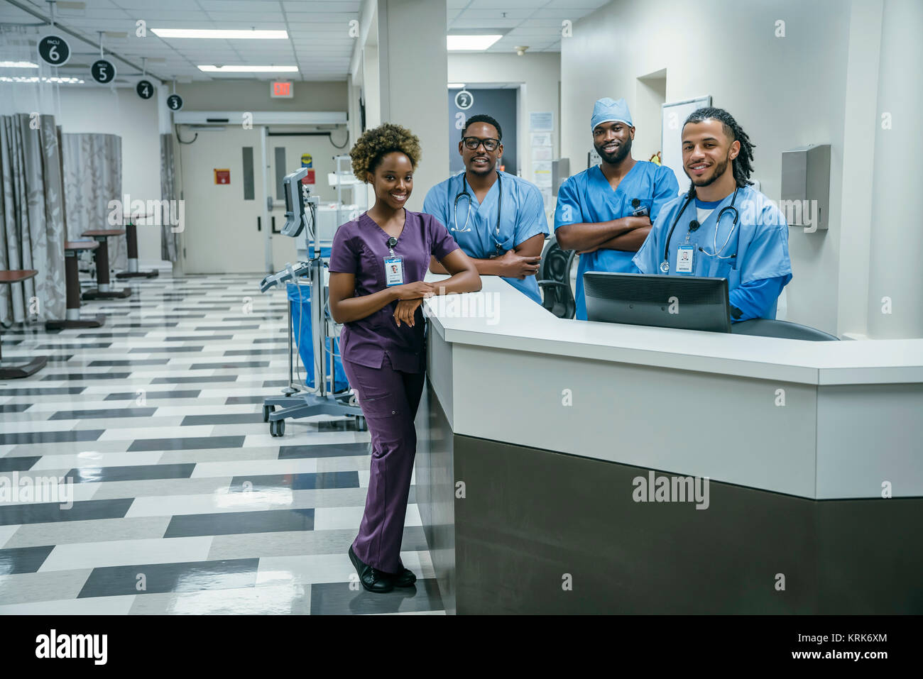 Ritratto di infermieri sorridente in ospedale Foto Stock