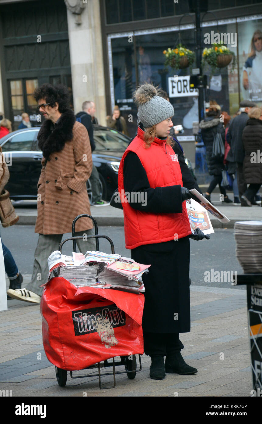 Londra, UKm 19/12/2017 Time Out il distributore in Oxford Circus. Il settimanale free magazine elenca ciò che sta accadendo a Londra. Foto Stock