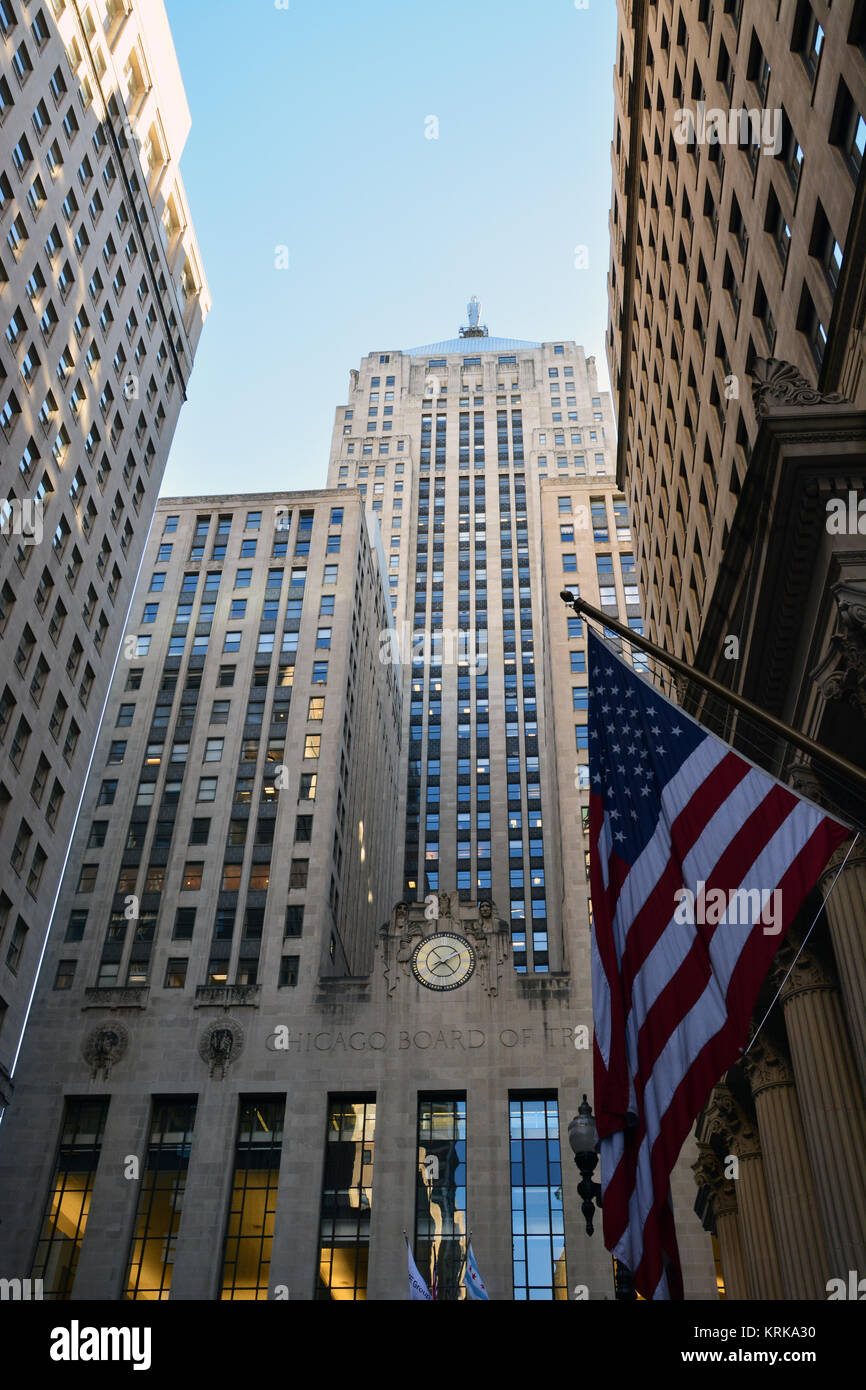 Il Chicago Board of Trade building si trova alla fine del LaSalle Street canyon nel cuore del quartiere finanziario. Foto Stock