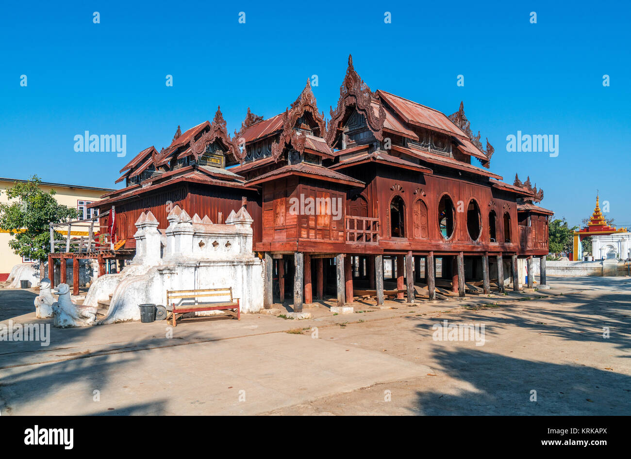 Il vecchio legno Teak Shwe Yan Pyay Monastero a Nyaung Shwe, Myanmar Foto Stock
