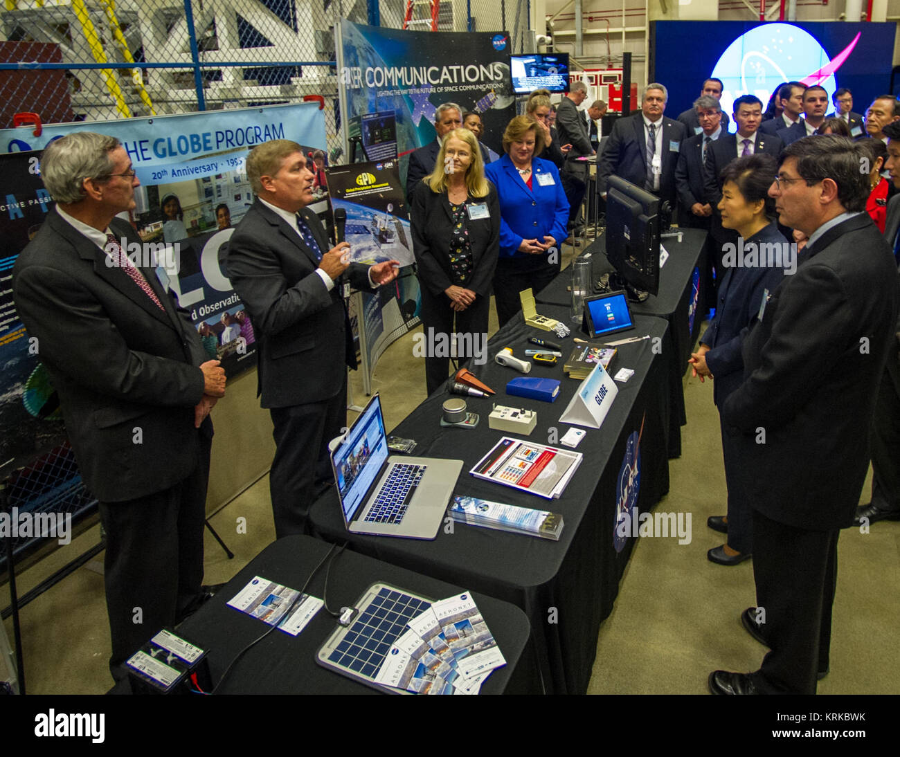 GODDARD VISITA DEL PRESIDENTE sud-coreano - 14-ott-2015 come parte della sua visita negli Stati Uniti, Presidente Parco-geun hye della Corea del Sud ha visitato NASA Goddard Space Flight Center in Greenbelt, Md. Dal 14 ottobre, 2015. La visita ha offerto l'opportunità di celebrare il passato gli sforzi di collaborazione tra l'Americano e della Corea del Sud i programmi spaziali lungo con presentazioni sugli attuali progetti e programmi in corso a Goddard. President Park Geun-hye della Corea del Sud visite NASA Goddard (21711641914) Foto Stock