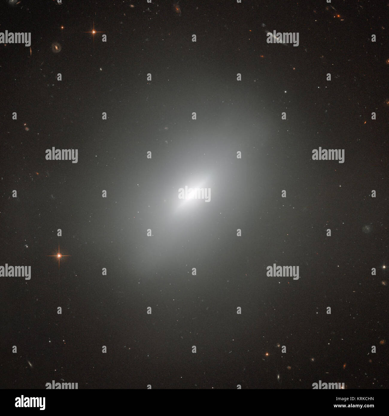 Al centro di questa incredibile immagine è la galassia ellittica NGC 3610. Che circonda il Galaxy sono una ricchezza di altre galassie di tutte le forme. Ci sono galassie a spirale, galassie con un bar nelle loro regioni centrali, distorte galassie e galassie ellittiche, tutte visibili in background. In effetti, quasi ogni punto luminoso in questa immagine è una galassia - le poche stelle di primo piano sono chiaramente distinguibili a causa di picchi di diffrazione che sovrapporre le loro immagini. NGC 3610 è naturalmente la più prominente oggetto in questa immagine - e molto interessante che! Scoperto nel 1793 da William Herschel, ho Foto Stock