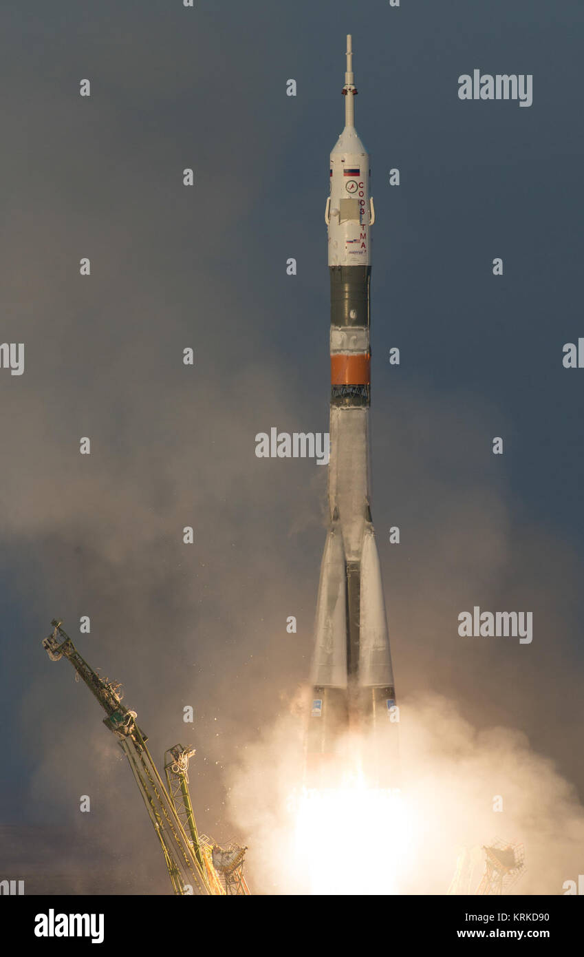 Il Soyuz TMA-19M razzo viene lanciato con spedizione 46 Soyuz Commander Yuri Malenchenko di l'agenzia Spaziale Federale Russa Roscosmos (), tecnico di volo Tim Kopra della NASA e tecnico di volo Tim Peake di ESA (Agenzia spaziale europea), Martedì, Dicembre 15, 2015 in Cosmodromo di Baikonur in Kazakistan. Malenchenko, Kopra, e Peake trascorreranno i prossimi sei mesi di vivere e lavorare a bordo della Stazione Spaziale Internazionale. Photo credit: (NASA/Joel Kowsky) Expedition 46 di lancio (NHQ201512150012) Foto Stock