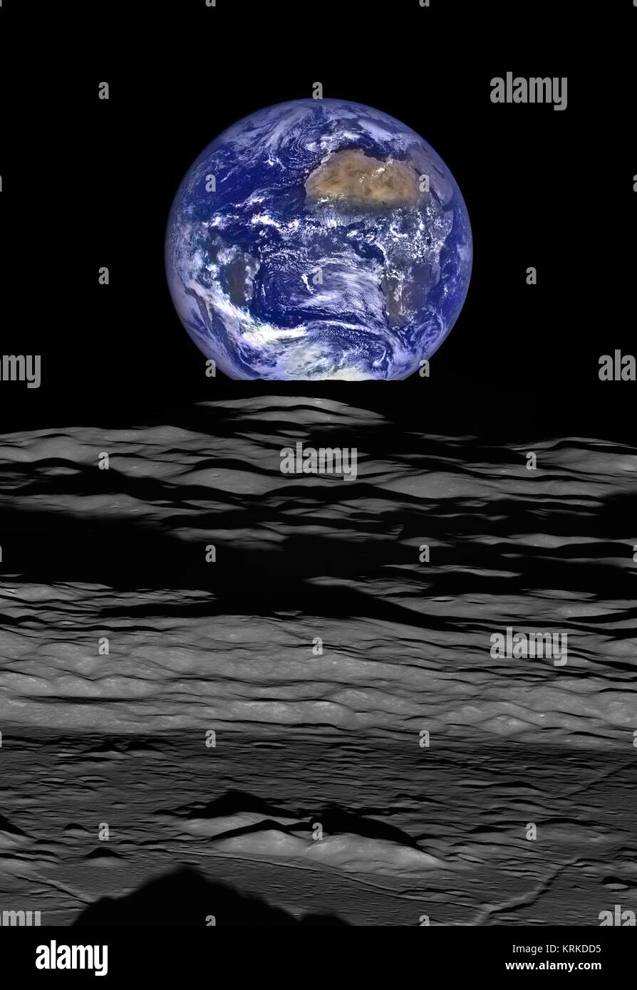 Earthrise sopra il cratere Compton -LRO mezza dimensione Foto Stock