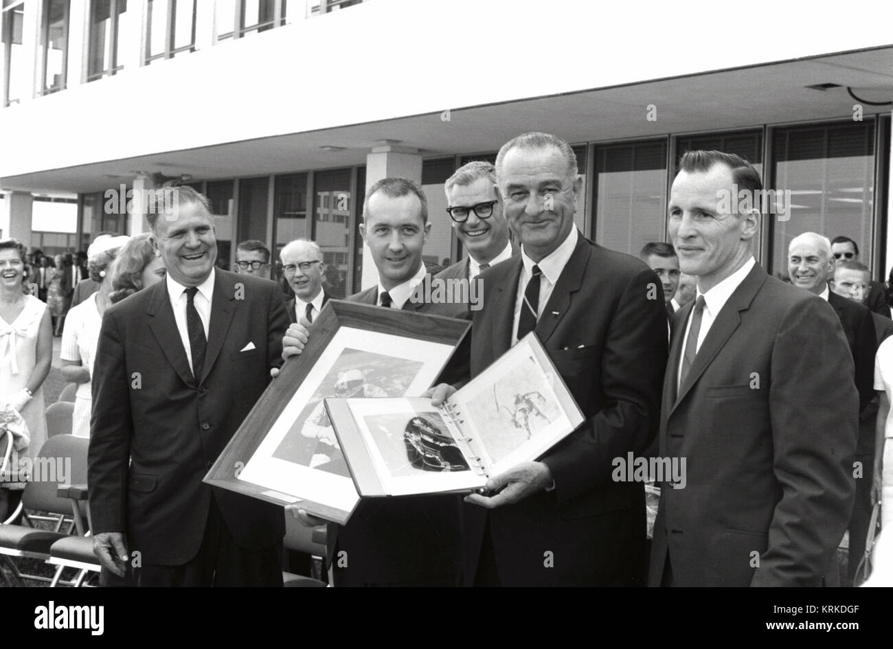 Il presidente Johnson si congratula con gli astronauti - GPN-2000-001337 Foto Stock