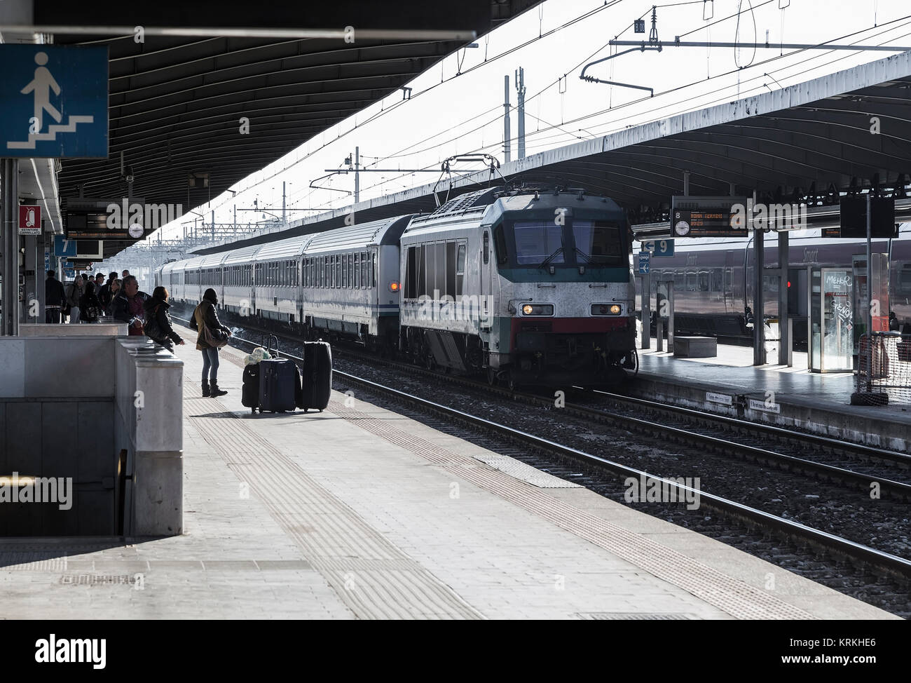 Firenze. Italia - 26 ottobre 2014: Le persone sono in piedi sulla piattaforma del treno in attesa dell'arrivo del treno alla stazione di Firenze il 26 Ott Foto Stock