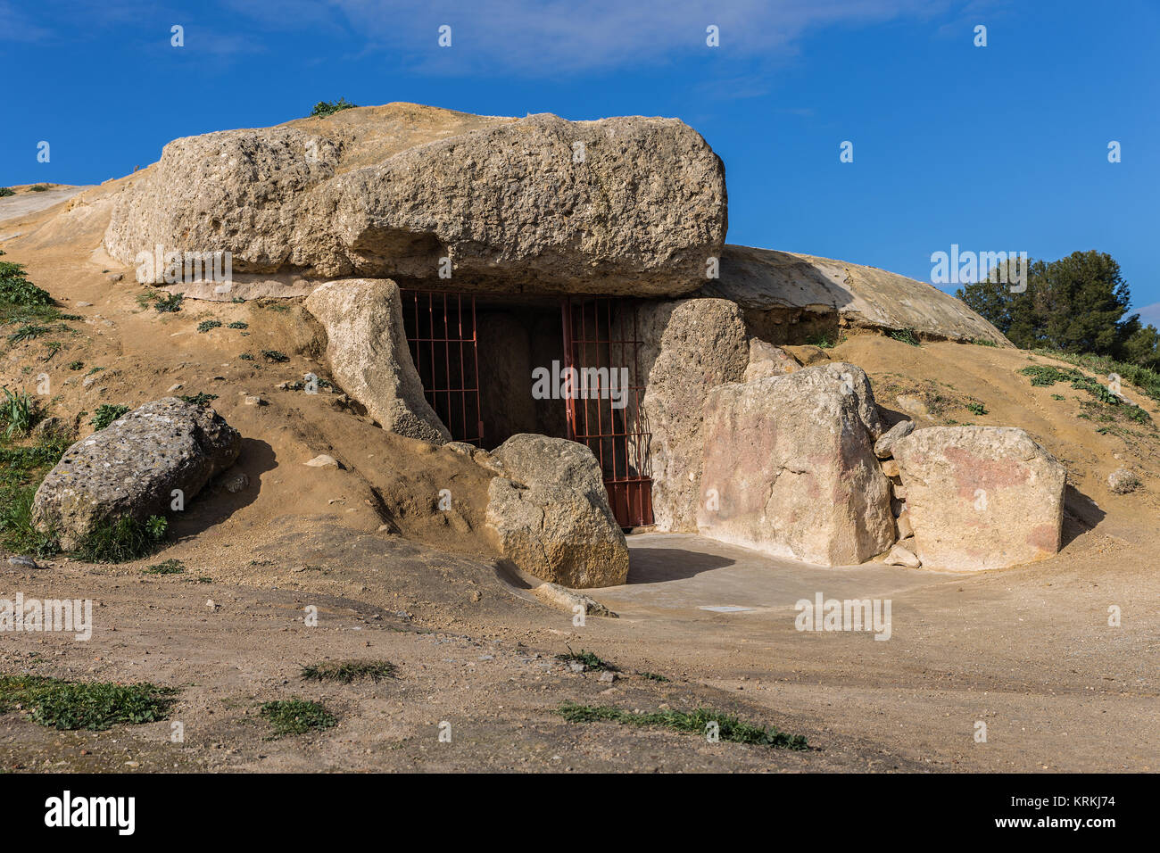 Il Dolmen de Menga è nella città spagnola di Antequera (Málaga). Si tratta di una galleria coperta dolmen e quasi a pianta rettangolare, risalente al 3° mil Foto Stock