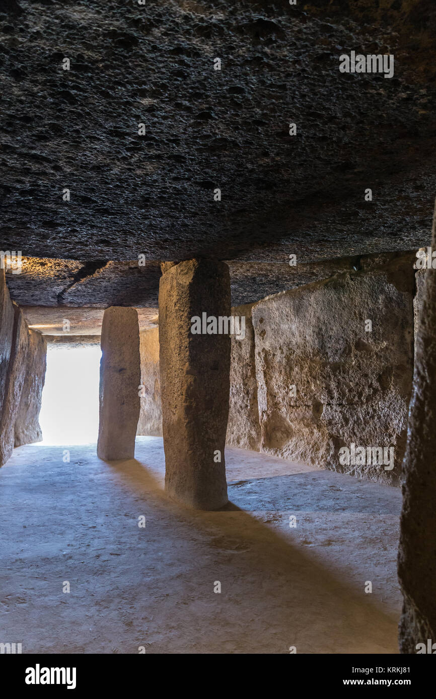 Il Dolmen de Menga è nella città spagnola di Antequera (Málaga). Si tratta di una galleria coperta dolmen e quasi a pianta rettangolare, risalente al 3° mil Foto Stock