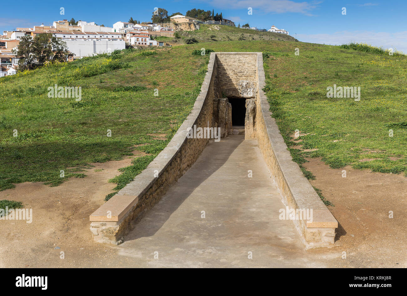 Il Dolmen de Viera è nella città spagnola di Antequera (Málaga). Vista esterna del tumulo e l'ingresso del dolmen. Terzo millennio A.C. Foto Stock